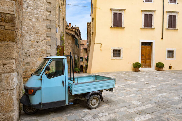 небольшой грузовик на улице старого итальянского города

