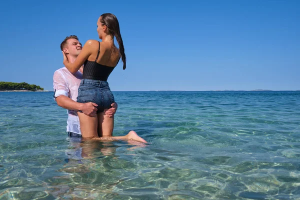 Ευτυχισμένο Ζευγάρι Στην Αγάπη Στην Παραλία Καλοκαιρινές Διακοπές — Φωτογραφία Αρχείου