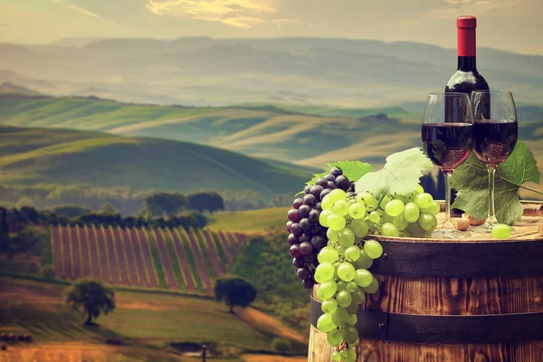 Kırmızı Şarap Şişesi Şarap Kadehi Yün Fıçıda — Stok fotoğraf