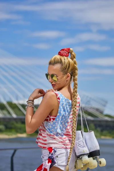 Menina Uma Camiseta Americana Com Patins — Fotografia de Stock