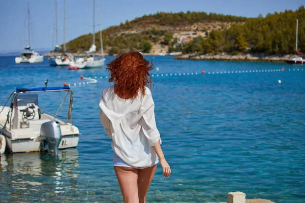 Ηλιόλουστες Διακοπές Στην Αδριατική Θάλασσα Γυναίκα Παραλία Νερό Γιοτ — Φωτογραφία Αρχείου
