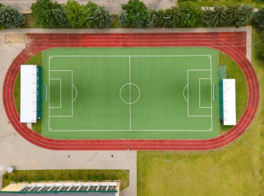 Boş stadyum futbol sahası, tepeden aşağı görüş.