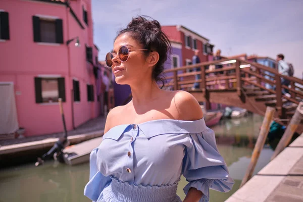 Elegante Ragazza Alla Moda Con Glasse Soggiorno Strada Romantico Burano — Foto Stock