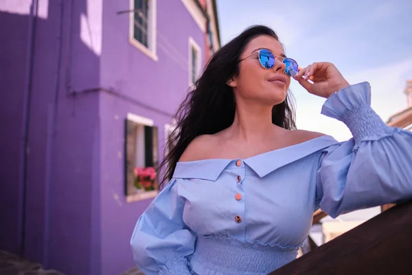 Elegante Ragazza Alla Moda Con Glasse Soggiorno Strada Romantico Burano — Foto Stock