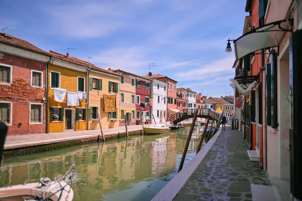 Venedik Tarihi Burano Adası Kanalı Renkli Evler Tekneler — Stok fotoğraf