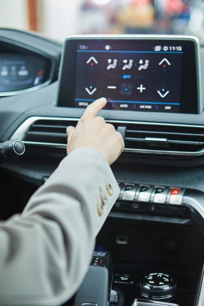 Der Fahrer Steuert Die Klimaanlage Einem Modernen Elektroauto — Stockfoto