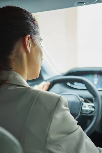 Giovane Donna Nella Nuova Auto Elettrica — Foto Stock