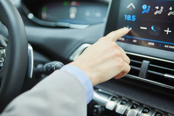 司机控制着一辆现代电动汽车的空调 — 图库照片