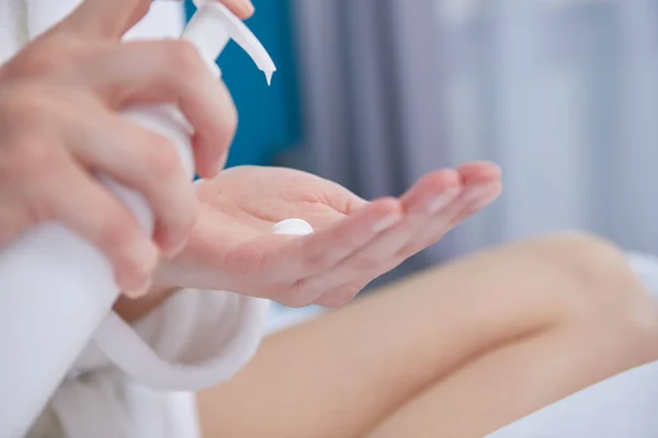 Mujer Joven Aplicando Crema Manos Casa Primer Plano — Foto de Stock