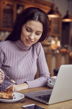 Karantina koronavirüsü yürürlükteyken kadın kafeden uzaktan çalışıyor. E- posta, blogger, freelancer konsepti