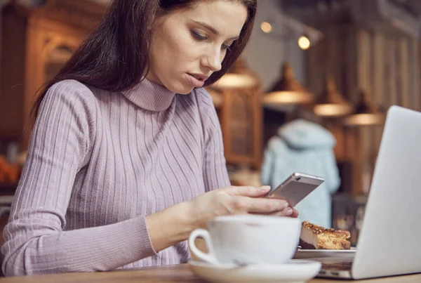 Távolról Online Dolgozik Kávézóból Míg Karantén Koronavírus Hatásos Fogalom Levelezés — Stock Fotó