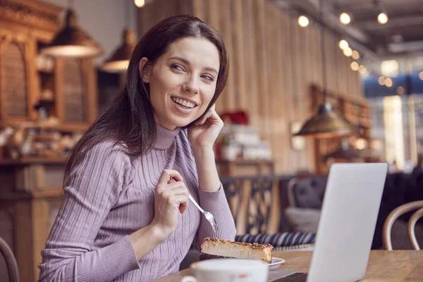 Vrouw Werkt Afstand Online Vanuit Café Terwijl Quarantaine Coronavirus Werking — Stockfoto