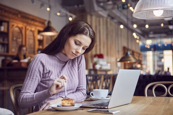 女性は 隔離コロナウイルスが有効になっている間 カフェからオンラインで遠隔操作します 郵便物 ブロガー フリーランスのチェックの概念 — ストック写真