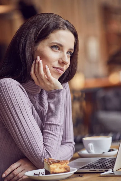 Žena Pracuje Vzdáleně Online Kavárny Zatímco Platnosti Karanténní Koronavirus Koncept — Stock fotografie