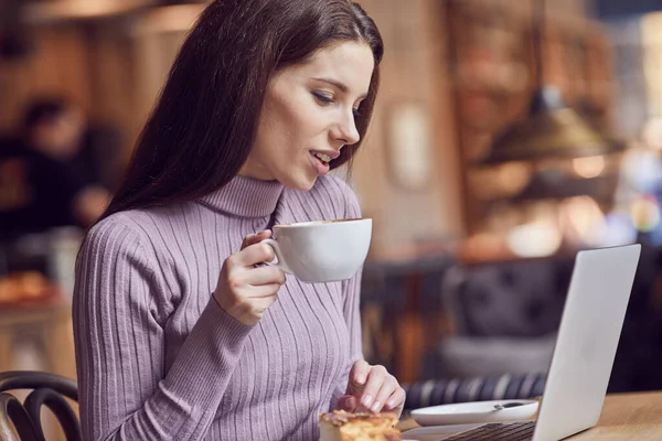 Frau Arbeitet Von Café Aus Ferngesteuert Online Während Quarantäne Coronavirus — Stockfoto