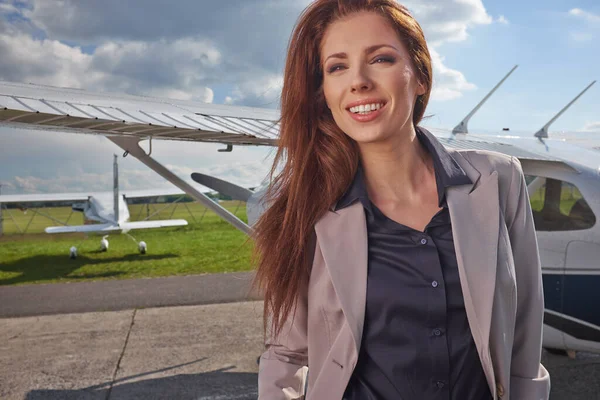 Schöne Erfolgreiche Kaukasische Junge Dame Eleganten Anzug Privatflugzeugen Geschäft Erfolg — Stockfoto
