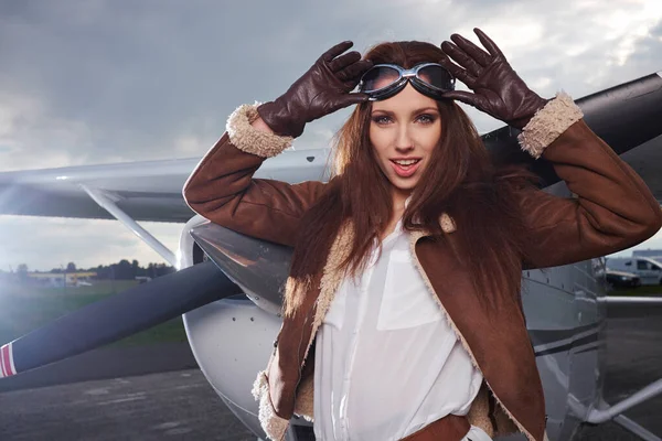 Uma Jovem Piloto Está Lado Pequeno Avião Treino — Fotografia de Stock