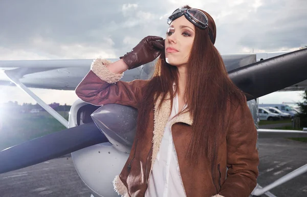 Una Joven Piloto Está Pie Junto Pequeño Avión Entrenamiento — Foto de Stock