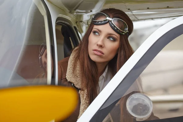 Attraente Pilota Donna Che Indossa Occhiali Sole Piedi Sotto Sole — Foto Stock