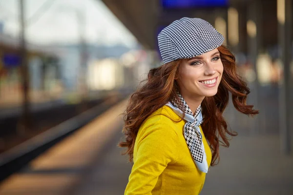 Una Donna Con Valigie Gialle Aspetta Treno Alla Stazione Ferroviaria — Foto Stock