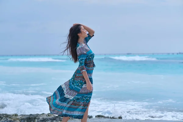 Сексуальная Женщина Платье Берегу Океана — стоковое фото