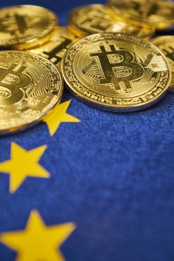 Sikkeler Bitcoin, Avrupa bayrağı, sanal para kavramı, yakın plan. Dijital kripto para biriminin kavramsal görüntüsü.