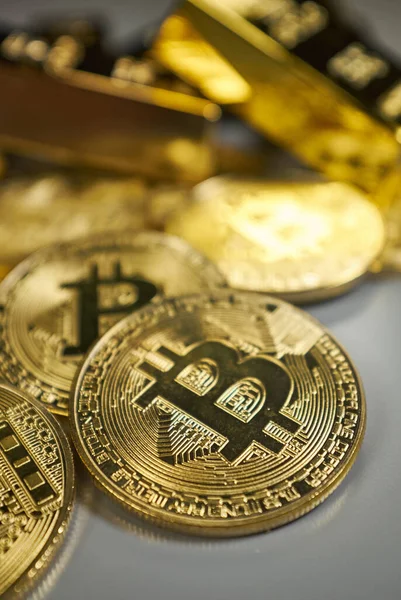 Gold Bitcoin Auf Elektronischer Grafikkarte — Stockfoto