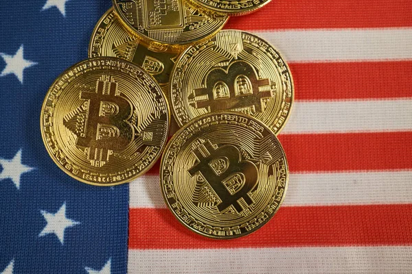 Kripto altın sikkeler - Bitcoin, Ethereum, Litecoin Amerikan bayrağının arka planında. Sanal para kavramı.