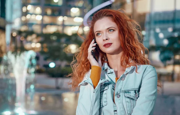 Joven Mujer Caucásica Mensajes Texto Teléfono Celular Ciudad Por Noche — Foto de Stock