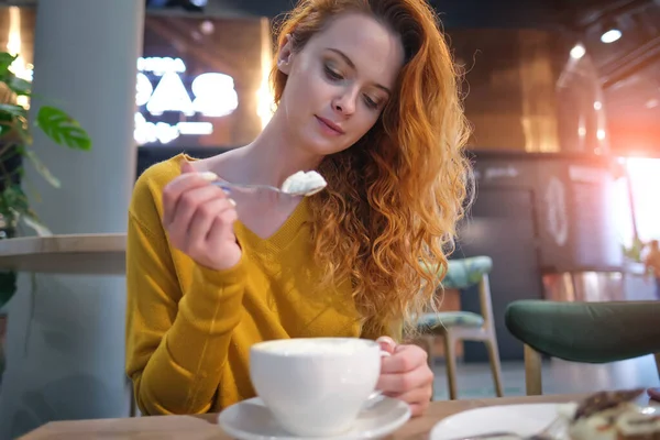 Rödhårig Kvinna Kafé Köpcentret — Stockfoto