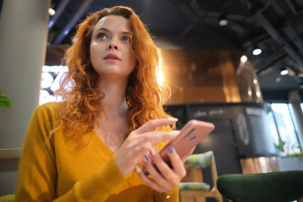 Ritratto Giovane Donna Sorridente Seduta Nel Caffè Centro Commerciale Con — Foto Stock