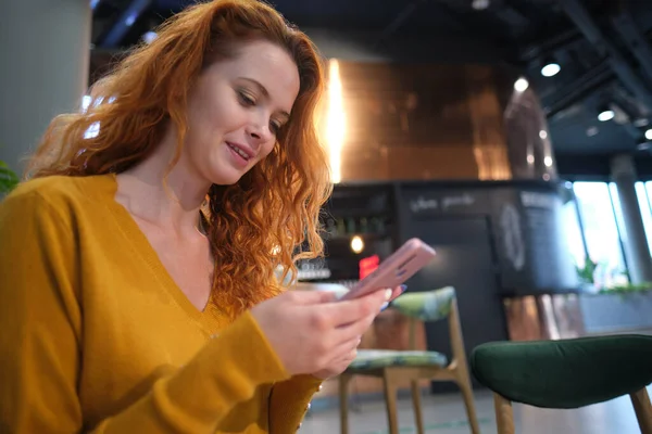 Ritratto Giovane Donna Sorridente Seduta Nel Caffè Centro Commerciale Con — Foto Stock