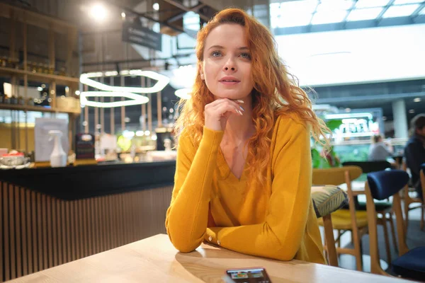 Retrato Una Mujer Sentada Cafetería Por Mañana Usando Teléfono Inteligente — Foto de Stock