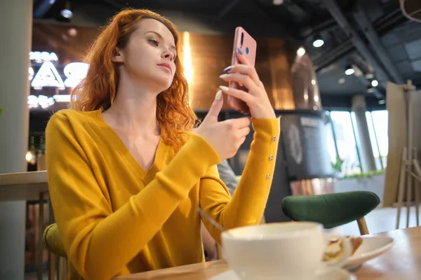 Ritratto Giovane Donna Sorridente Seduta Nel Caffè Centro Commerciale Con — Foto Stock