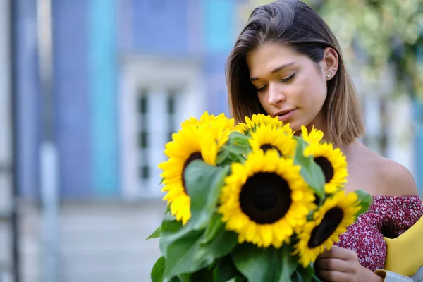 Jovem Menina Bonita Feliz Está Andando Vestido Com Buquê Girassóis — Fotografia de Stock