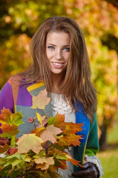 Hermosa Mujer Elegante Pie Parque Otoño —  Fotos de Stock