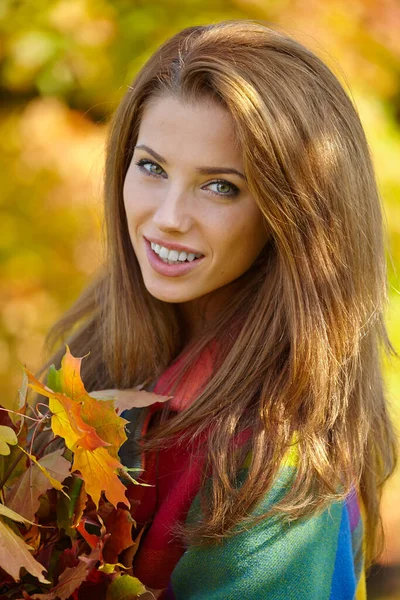 Hermosa Mujer Elegante Pie Parque Otoño — Foto de Stock