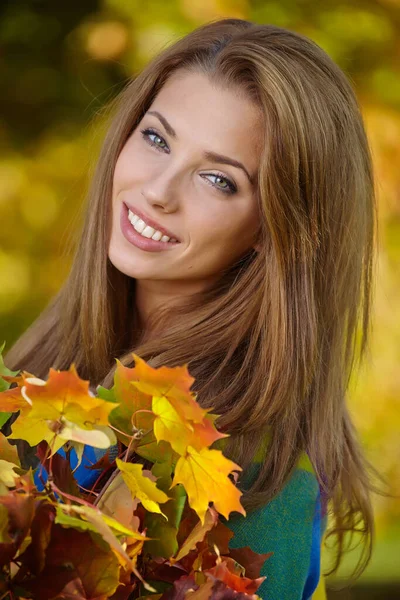 Hermosa Mujer Elegante Pie Parque Otoño — Foto de Stock