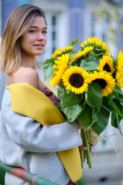 Młoda Kobieta Mody Bukietem Słoneczników Mieście — Zdjęcie stockowe