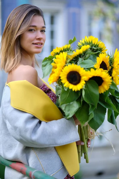 Jonge Mode Vrouw Met Een Boeket Van Zonnebloemen Stad — Stockfoto