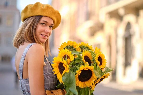 Jonge Mode Vrouw Met Een Boeket Van Zonnebloemen Stad — Stockfoto