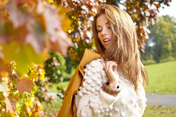 Красива Елегантна Жінка Стоїть Парку Восени — стокове фото