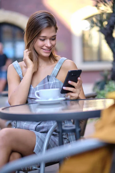 Uma Mulher Está Sentada Café Rua Falando Telefone — Fotografia de Stock