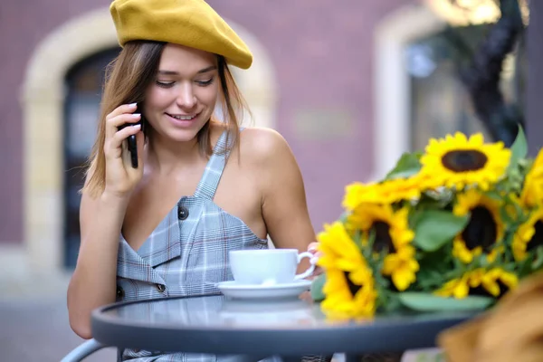 Kobieta Siedzi Kawiarni Ulicy Rozmawia Przez Telefon — Zdjęcie stockowe