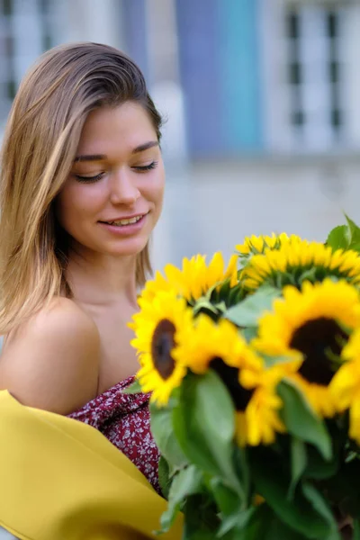 Mujer Camina Por Casco Antiguo Sostiene Ramo Girasoles Otoñales Mano — Foto de Stock