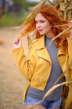 Güzel bir kadının sonbahar portresi