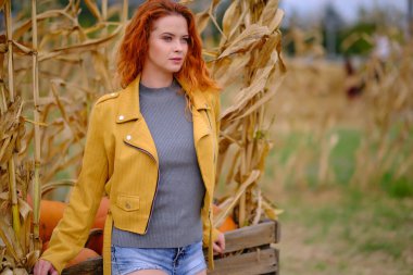 Güzel bir kadının sonbahar portresi