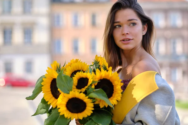 Retrato Callejero Una Hermosa Joven Sosteniendo Girasol — Foto de Stock