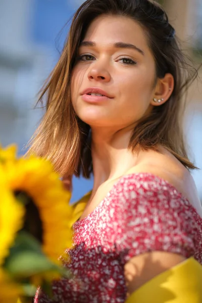 Retrato Callejero Una Hermosa Joven Sosteniendo Girasol —  Fotos de Stock