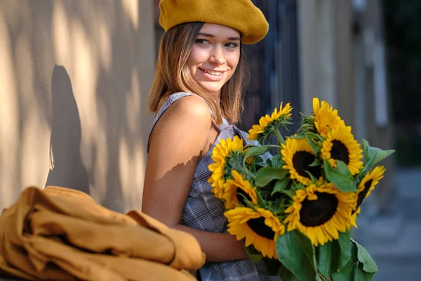 Ulica Portret Pięknej Młodej Kobiety Trzymającej Słonecznik — Zdjęcie stockowe